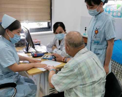 资深代生医生解析试管婴儿费用与生育挑战